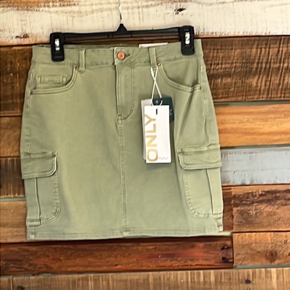 NWT ONLY Missouri regular cargo skirt with side cargo pockets. - Picture 5 of 7